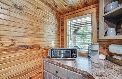 Broken Bow Apartment | Couple’s Cabin in Broken Bow ~ 5 Mi to Downtown!