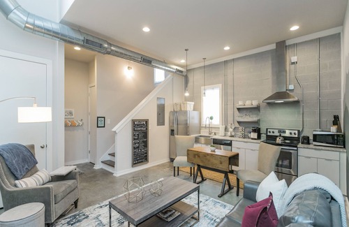 Chestnut Hill Condo | Couples Escape | Private Rooftoop | Blocks to Broadway | Free Parking!