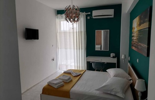 Himare Bed & Breakfast | Couples for honey moon !