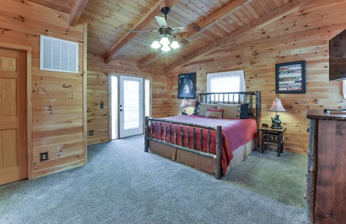 Branson Cedars Cabin | Couples Get Away at Black Bear | 2 Bed, 2 Bath