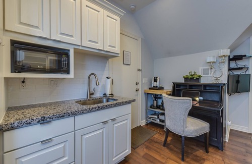 Buda Apartment | Couple’s Getaway Fast WiFi Private Entry to Studio Apartment Buda Private Pool