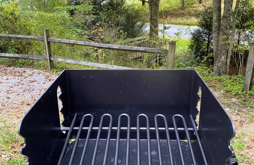 Roan Mountain House | Couples Glamping! 1 Bedroom RV with AC, Heat & Wi-Fi in beautiful Roan Mountain