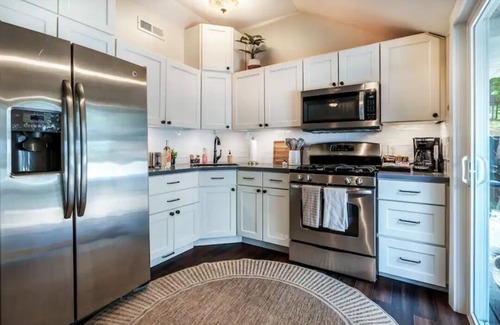 Syracuse Cottage | Couples Retreat I Lake Front I HOT TUB!