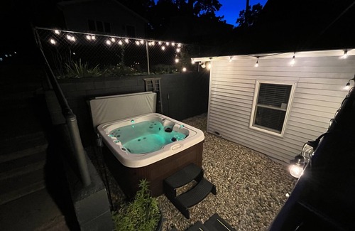 Syracuse Cottage | Couples Retreat I Lake Front I HOT TUB!