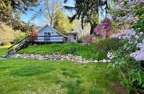 Syracuse Cottage | Couples Retreat I Lake Front I HOT TUB!