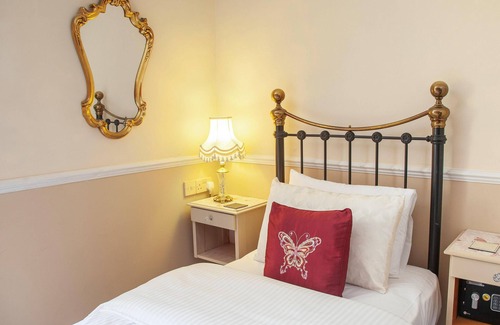 Torquay City Centre Bed & Breakfast | Court Prior Boutique B&B – Deluxe Single with free Wi-Fi and parking