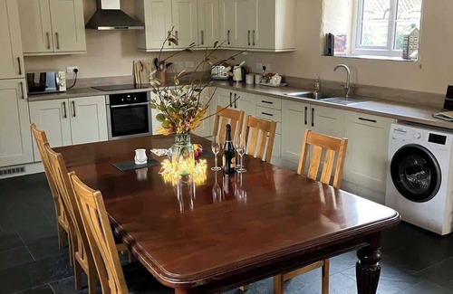 Milford Haven Cottage | Courtyard Cottage with hot tub and walled garden