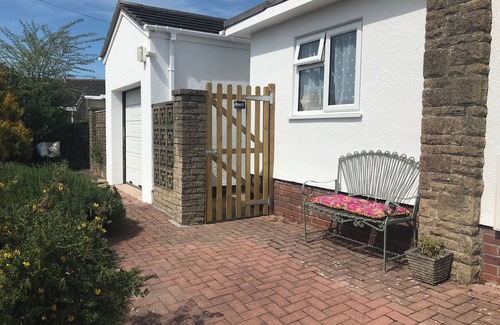 Kingsbridge Apartment | Courtyard, parking, strong WiFi. Nr Salcombe estuary, town, coast & beaches.