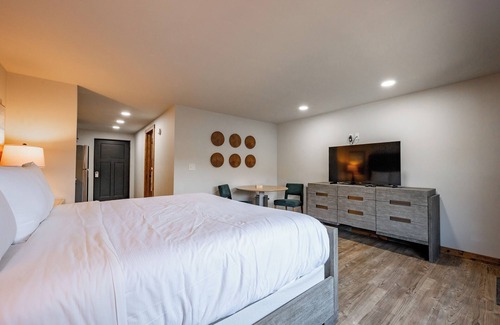 Thayerville Hotel | Cove Creek Lodge 105: Poolside Executive King Suite