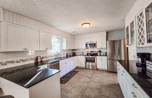Eufaula House | Cove's End Escape | Lakefront Retreat + Boat Dock