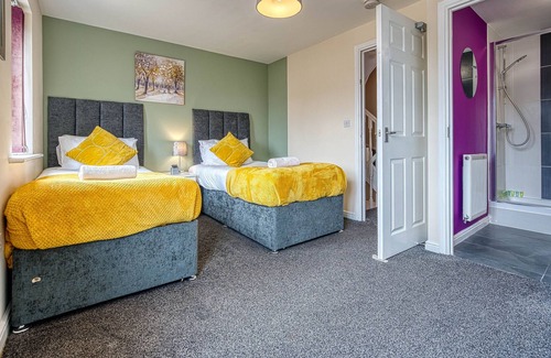 Coventry House | Coventry Contractor Guesthouse w. Parking WIFI & Netflix