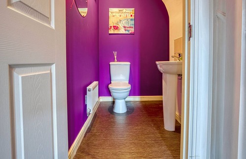 Coventry House | Coventry Contractor Guesthouse w. Parking WIFI & Netflix