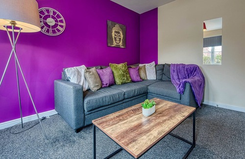 Coventry House | Coventry Contractor Guesthouse w. Parking WIFI & Netflix
