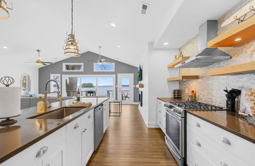 Mount Mourne House | Covered Dock, King Suite, Modern Design, & Kayaks