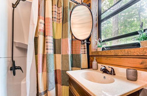 Hochatown Apartment | Covered Wagon Vacation Rental in Broken Bow!