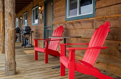 Cody Apartment | Cowboy Bunkhouse #2, clean rustic charm, located in South Fork Valley, 10 minutes from Downtown Cody