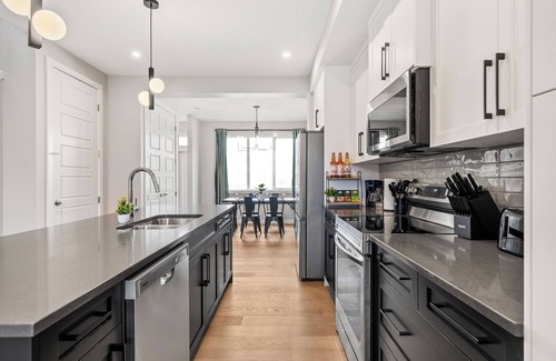 Calgary House | Cowboy Chalet SE, AC, Games, King Bed, 20 min to Down Town