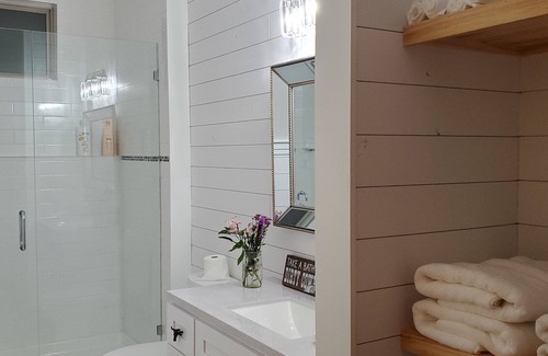 Columbus Cottage | Cowboy Cottage 8 miles from TIEC