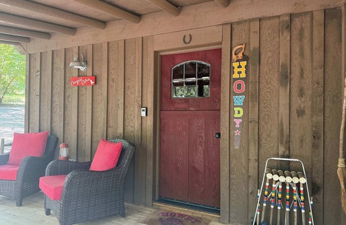 Selma Apartment | Cowgirl Cabin 2 Queens AC W/D Wi-Fi