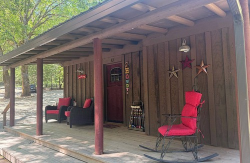 Selma Apartment | Cowgirl Cabin 2 Queens AC W/D Wi-Fi