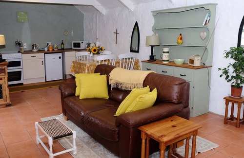 Grade House | Cowshed Cottage located nr Kynance cove