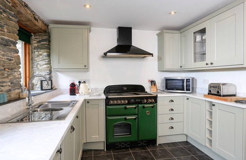 Chillington Cottage | COWSLIP COTTAGE, pet friendly, with a garden in Frogmore