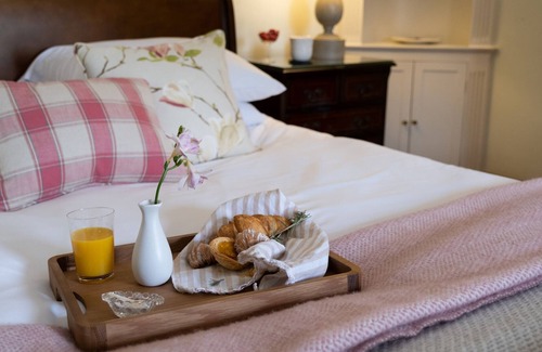 Stockbridge Cottage | COX'S ORANGE PIPPIN, THE APPLE ROOMS, romantic in Stockbridge