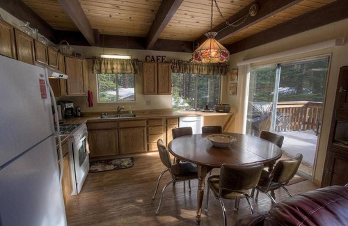 South Lake Tahoe House | Coyote Den by Lake Tahoe Accommodations