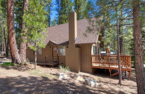 South Lake Tahoe House | Coyote Den by Lake Tahoe Accommodations