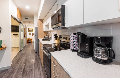 Central Tacoma House | Cozy 1 bdrm, 15 minutes from Downtown, Pool, Gym, In-Unit Washer Dryer