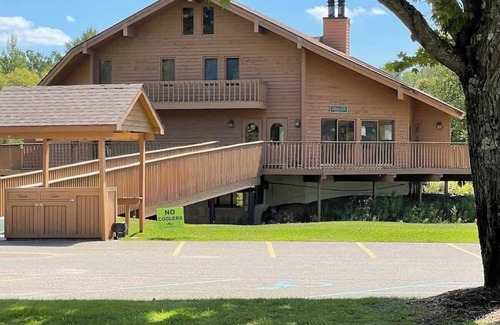 Mancelona Condo | Cozy 1-bed condo Schuss Mtn, Kitchenette, AC, WiFi