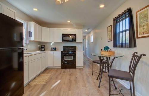 Morris Cabin | Cozy 1 bed with large private fenced yard, Near Brisbin Rd Exit, Short-Longterm