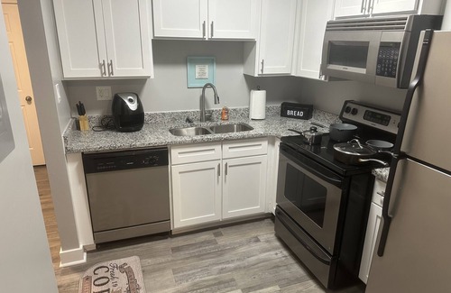 Crabtree Apartment | Cozy 1 bedroom 1 bath with plenty of amenities and attractions