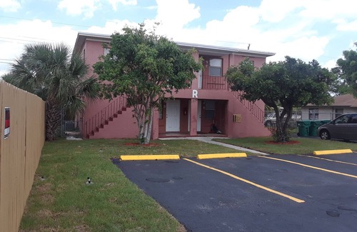 Riviera Beach Apartment | Cozy 1-bedroom, 1 shared bathroom, 2 miles from the beach, WPB port, or Trirail