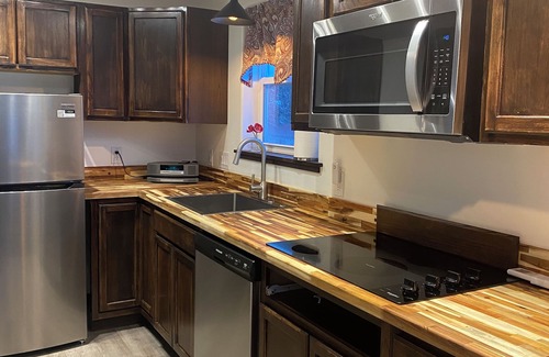 Livingston Apartment | Cozy 1-bedroom apartment with AC and WiFi above pottery studio in Livingston