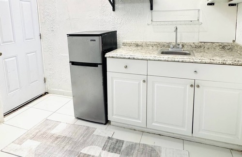 Driftwood Apartment | Cozy 1-bedroom apartment with AC, WiFi in charming Hollywood