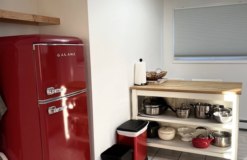 New Haven Apartment | Cozy 1-bedroom apartment, water views in wonderful New Haven with WiFi, AC