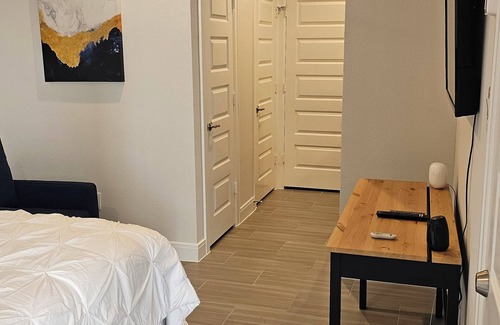 South Main House | Cozy 1-bedroom apartment in nice Houston with AC, WiFi