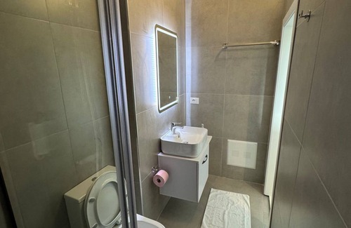 Tirana Apartment | Cozy 1-bedroom apartment with WiFi, AC in welcoming Tiranë