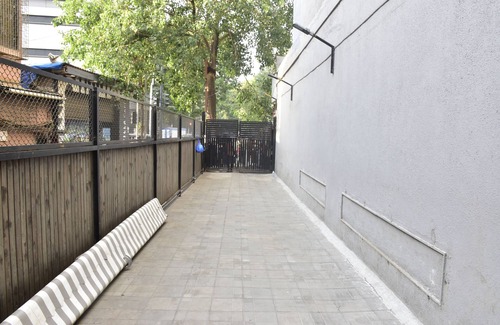 Bandra West Apartment | Cozy 1-bedroom apartment in amazing Mumbai with AC, WiFi