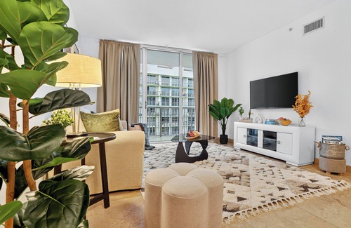 Wynwood Art District Condo | Cozy 1-bedroom Apartment with Stunning Bay View in Miami