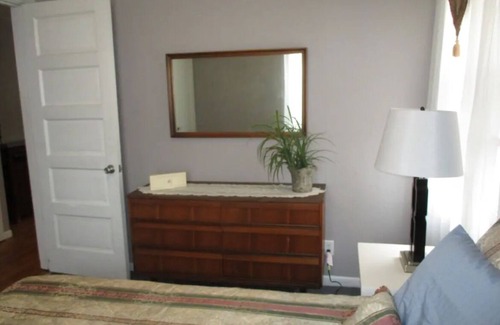 Newton Apartment | Cozy 1-bedroom apartment on square in Newton
