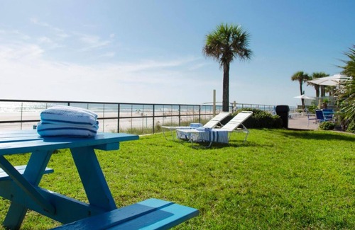 Schulte Park Condo | Cozy 1-bedroom condo with kitchenette, pool & tiki bar in Daytona Beach