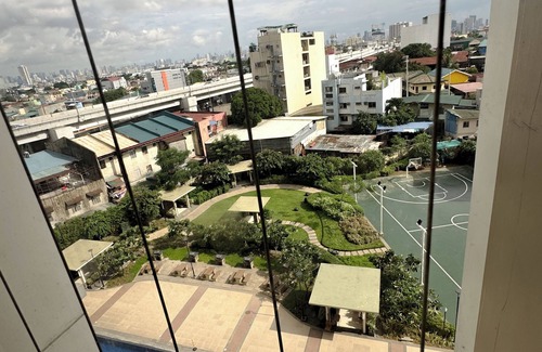 A. Bonifacio Condo | Cozy 1-bedroom condo in wonderful Quezon City with WiFi, AC, Pool view, Netflix