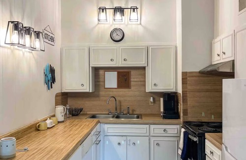 Pemberton Heights Condo | Cozy 1 bedroom condo just minutes away from Moody center and UT Austin!
