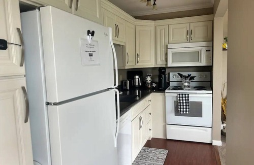 Moss Bay Condo | Cozy 1-bedroom condo with AC and WiFi in delightful Kirkland