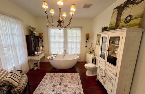 Livingston House | Cozy 1-bedroom house with WiFi and AC in charming Livingston