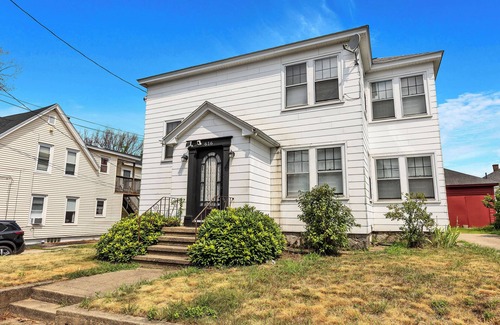 Manchester House | Cozy 1-bedroom house w/WiFi. Work, weekend getaway or celebration? Great place