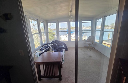 Palmetto House | Cozy 1-bedroom mobile home on the water with WiFi, AC in wonderful Palmetto.