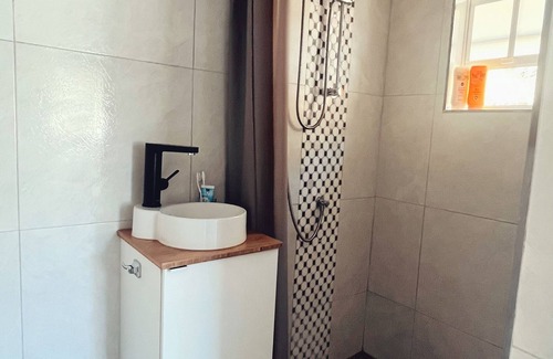 Brievengat Apartment | Cozy 1 bedroom poolside apartment with views toward Table Mountain